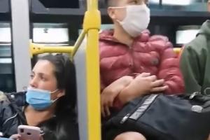 Dos hombres pillados en Transmilenio leyendo el chat de una pasajera 