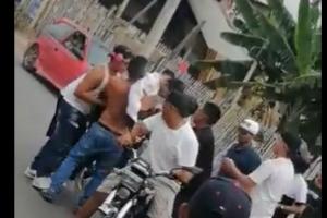 Jóvenes despidieron a su amigo muerto paseándolo en moto 