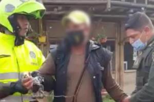 Hombre que mató a mono ardilla 