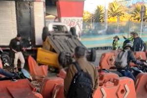Taxi quedó patas arriba 