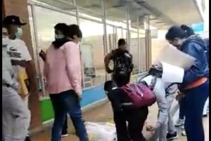 Niños recogiendo sus refrigerios del piso 
