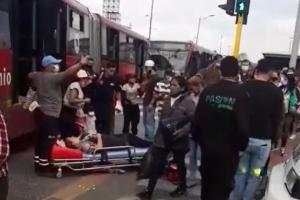 Accidente entre camión y Transmilenio 