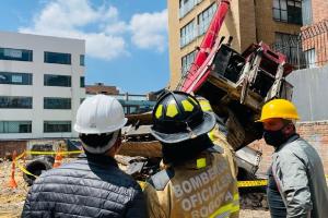 Grúa cayó sobre edificio 