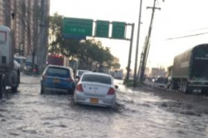 Calle 13 colapsada por inundaciones 