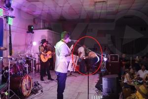 Hombre apuñala a expareja durante concierto 