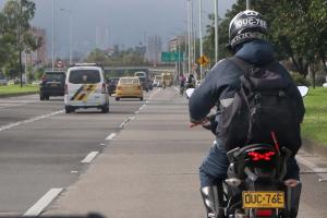 Motociclistas deben llevar la placa en el casco que sea clara