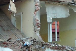 Accidente de tránsito dejó tres heridos y una casa afectada 