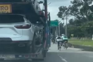 Niñera casi arrolla a ciclistas