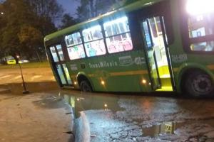 Bus del SITP atrapado en hueco de calle 26