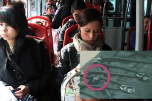 Hombre con cámara en el zapato 