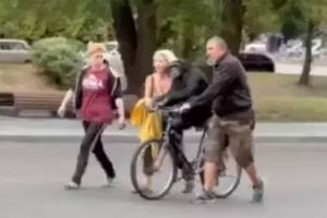 Chimpancé en bicicleta