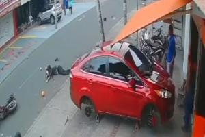 motociclista pierde el control de su moto y se estrella contra poste