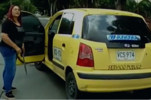 Taxista amenazó motociclista con machete