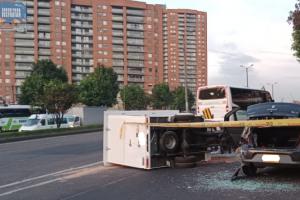 Volcamiento de motocarro en Avenida Boyacá 