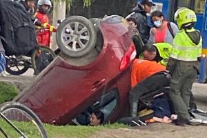 Tráfico lento en Suba por volcamiento de vehículo en una zaja