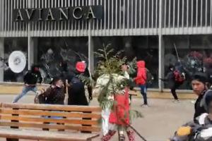 [Video] A palo y patadas indígenas emberá vandalizan edificio Avianca y zona comercial del centro de Bogotá 