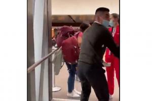 Pasajera le pego a azafata por pedirle que usara el tapabocas 