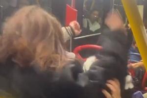 Mujeres se agarran en Transmilenio