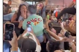 Fan se montó encima del techo de carro de Bad Bunny para darle un beso 