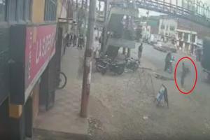 Hombre borracho termina debajo de una tractomula 