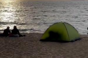 Pareja teniendo relaciones en playa de Chile 