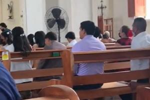 Pillan a hombre viendo partido del Mundial en plena misa