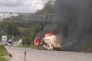 [Video] Incendio de vehículo tipo tractocamión en vía al Llano dificulta la movilidad