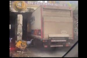 Camión quedó atascado debajo de un puente en Cali