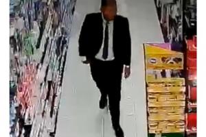 Ladrón en corbata robando desodorantes en supermercado en Usaquén 