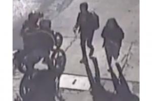 [Video] Sujeto noqueó a motoladrones que le querían hacer la vuelta a su novia