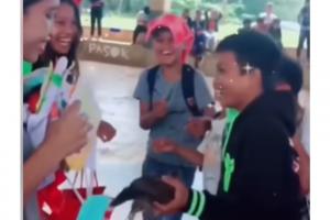 Niño le regala animal a una chica 