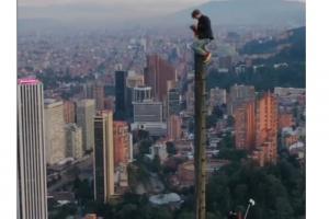 Hombre se subió a la parte más alta del edificio Bacatá 