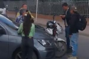 Sujeto amenazó con arma de fuego a motero por un choque simple en Bogotá