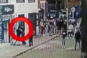 Momento en que apuñalan a joven de 15 años