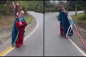  Sujeto camina 75 kilómetros con cruz en la espalda para pagar penitencia en Antioquia
