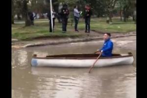 Habitantes pasan en canoa por tremendo hueco