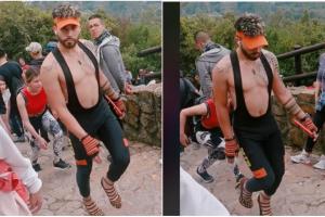 Hombre que subió Monserrate en tacones