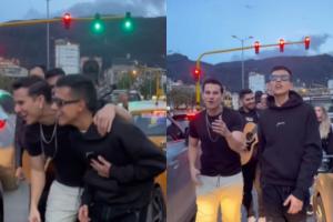 Nico Hernández y Pipe Bueno cantando en un semáforo