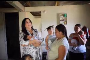 Arelys Henao soprendió con tremendo regalo a fan que dio a luz en su concierto