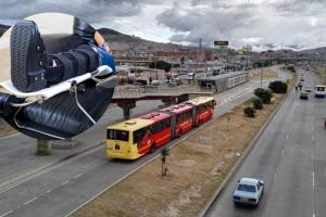 Mujer denuncia que fue lanzada de la estación de Transmilenio terreros