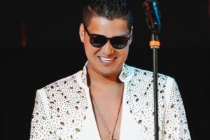 Elder Dayan se cayó en pleno concierto y siguió bailando en el piso