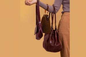 Mujer con varios bolsos y carteras