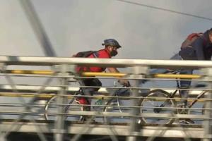 Ciclistas en puentes peatonales