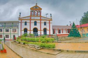 Construcción y remodelación del parque principal de Pulí