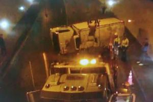 Camión se volcó en el túnel Mesa Grande