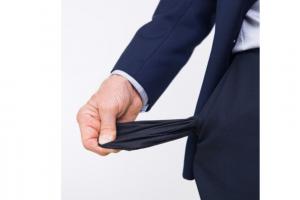 Bolsillo vacío del pantalón de un hombre