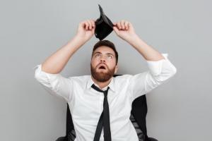 Hombre viendo que no tiene dinero en la billetera