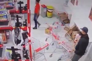 Roban tienda D1