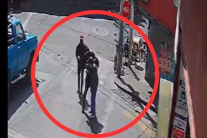 Hombres robando a sujeto que salía del banco