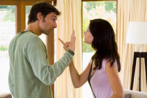Pareja discutiendo